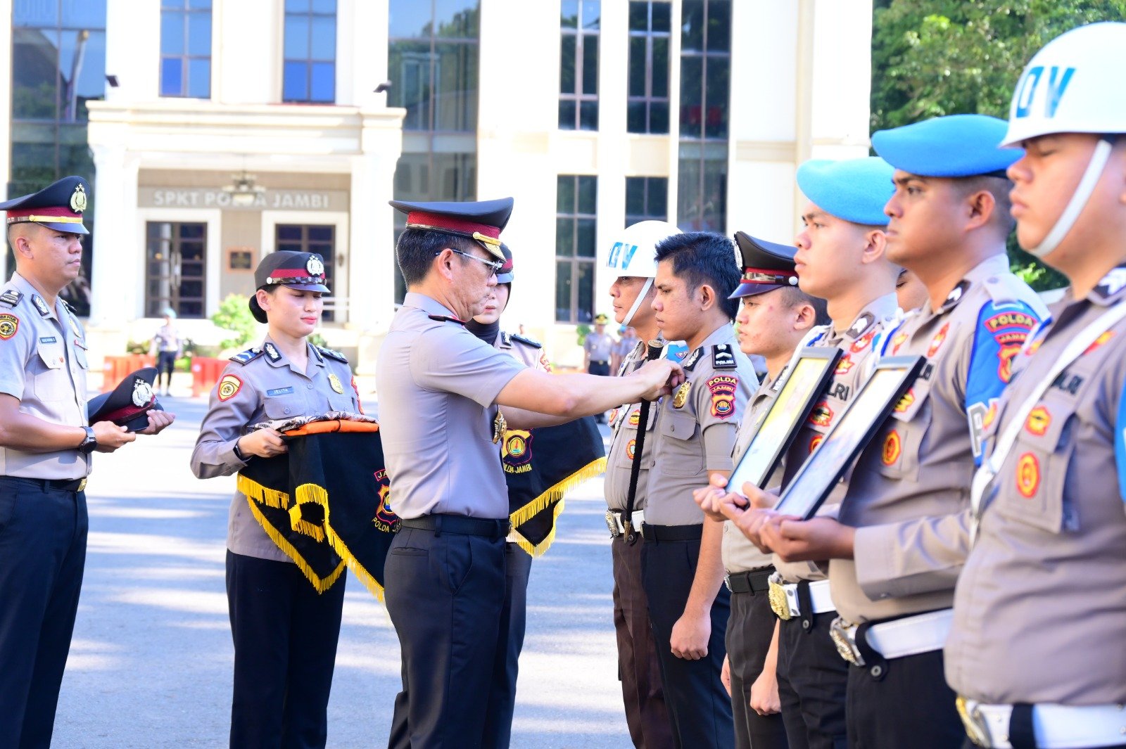 Kapolda Jambi Irjen Pol. Krisno H. Siregar saat memimpin upacara PTDH dan memberikan tanda silang pada foto personel yang diberhentikan di Mapolda Jambi.
