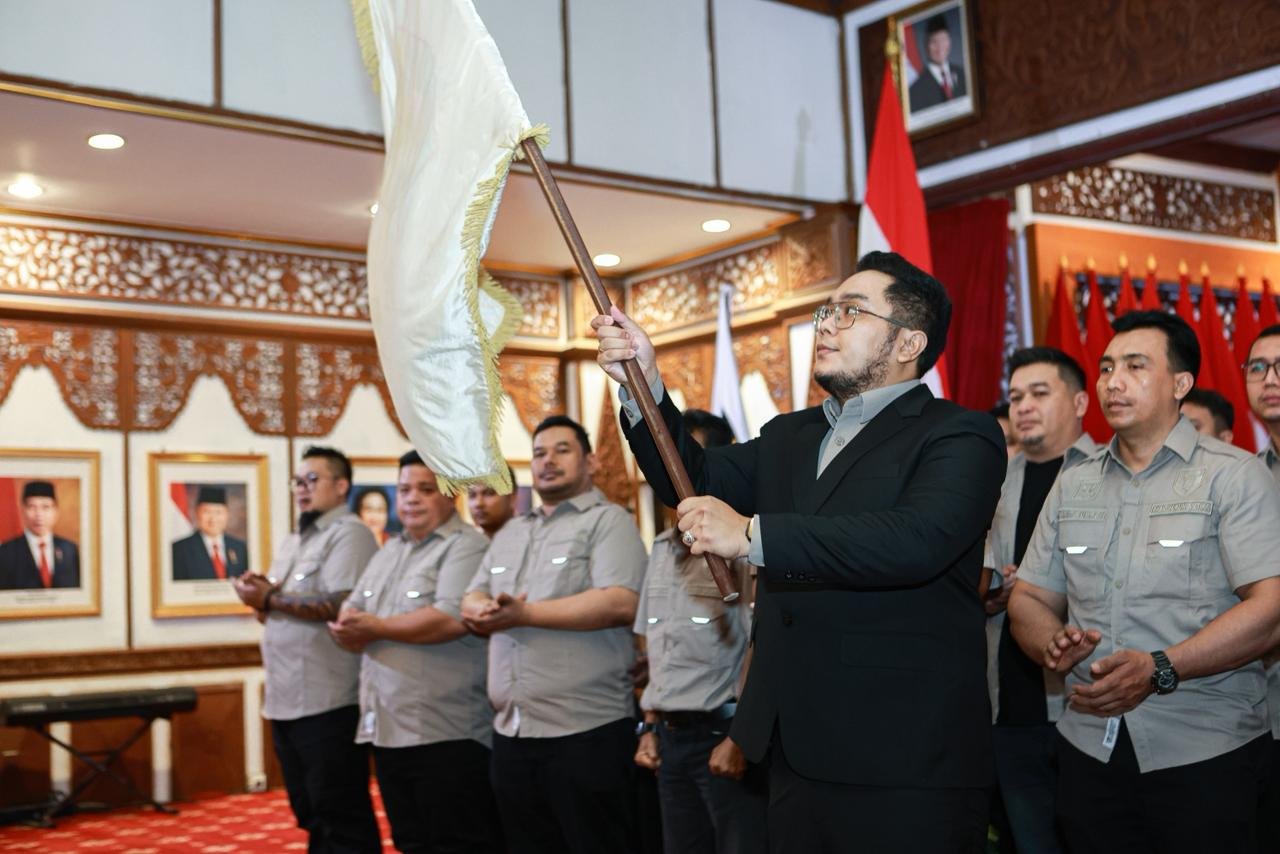 Ketua Umum PB Perbakin Joni Supriyanto menyalami Ketua Umum Perbakin Jambi Raja P Surbakti usai pelantikan di Jambi.
