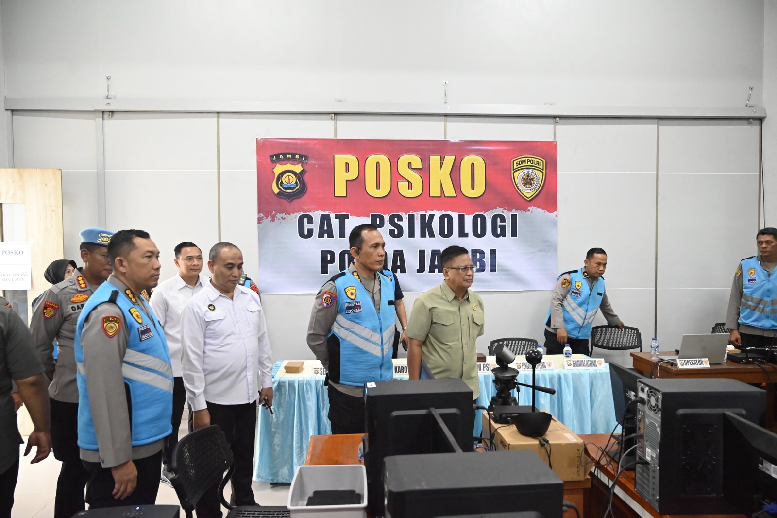 Komisioner Kompolnas Dr. Supardi Hamid saat meninjau pelaksanaan tes CAT Psikologi Calon Taruna Akpol di Jambi.