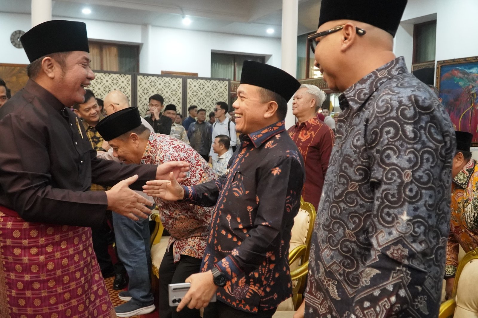 Gubernur Jambi Al Haris berbincang dengan Menko Pangan Zulkifli Hasan dan Mendagri Tito Karnavian di Griya Agung Palembang.