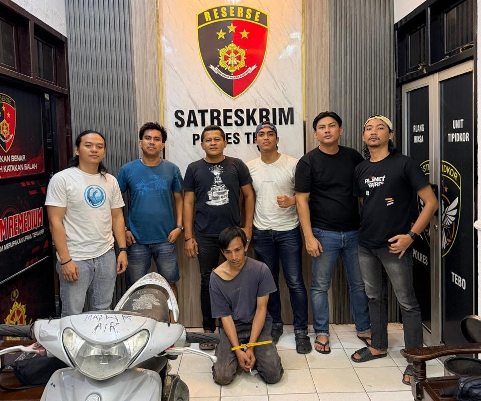 Tim Sultan Satreskrim Polres Tebo mengamankan tersangka curanmor beserta barang bukti motor Yamaha Mio.