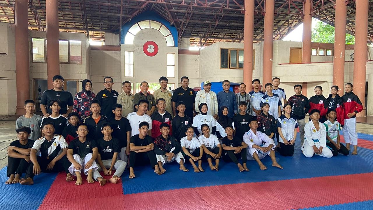 Aswan Hidayat (KONI Jambi) memberikan sambutan dalam pembukaan Selekprov Karate Forki Jambi di Gedung Judo Kotabaru.