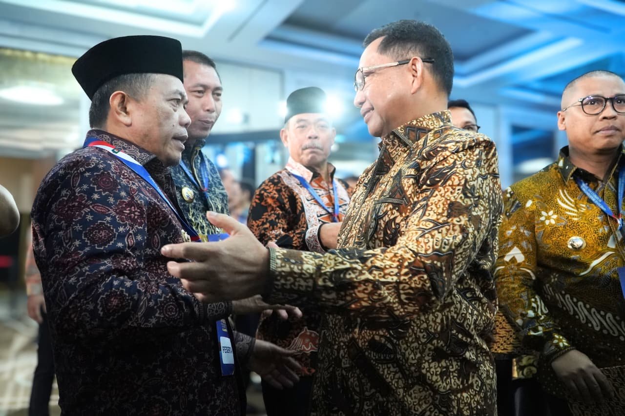 Gubernur Jambi Al Haris bersama Mendagri Tito Karnavian, Wako Sungai Penuh Alfin, dan Bupati Tebo Agus Rubiyanto di Palembang.