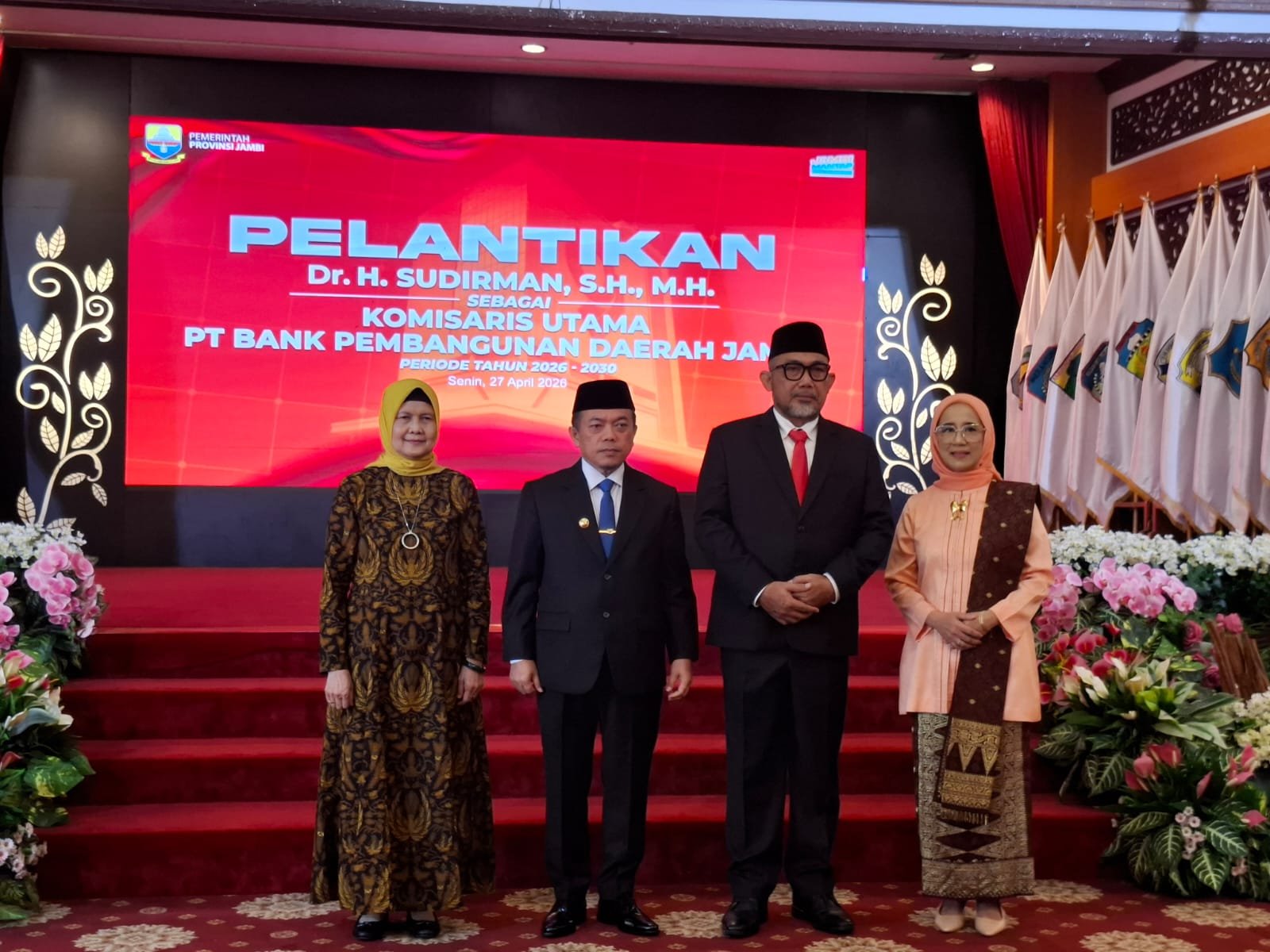 Gubernur Jambi Al Haris saat mengambil sumpah jabatan Sekda Sudirman sebagai Komisaris Utama Bank Jambi.