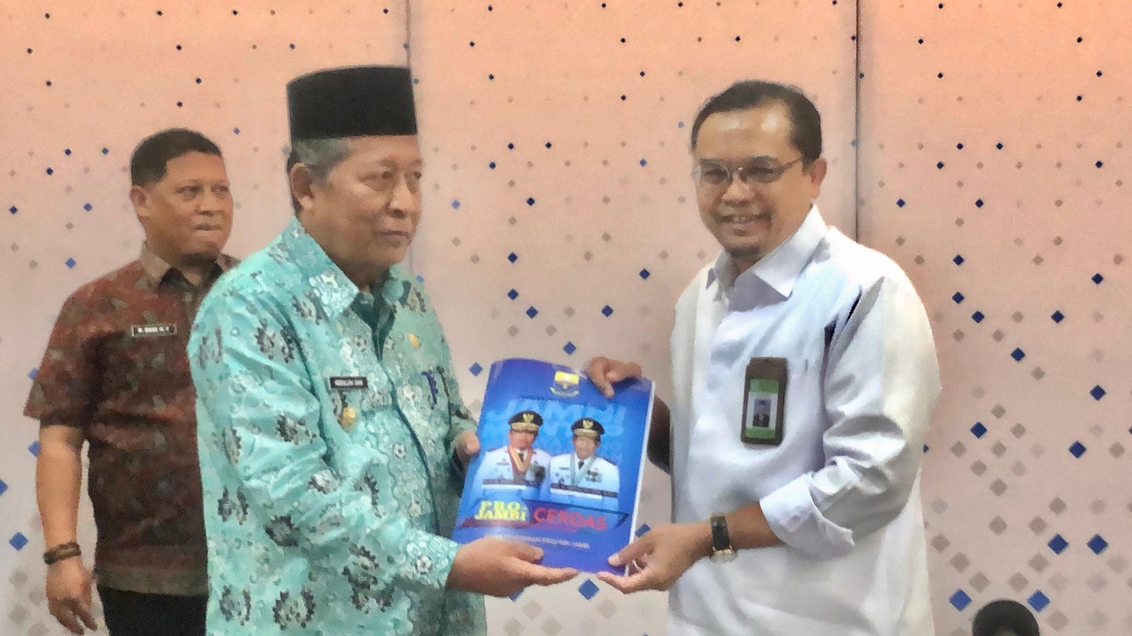 Wagub Jambi Abdullah Sani berbincang dengan Dirjen PAUD Dikdasmen Gogot Suharwoto didampingi Plt Kadisdik Umar di Jakarta.