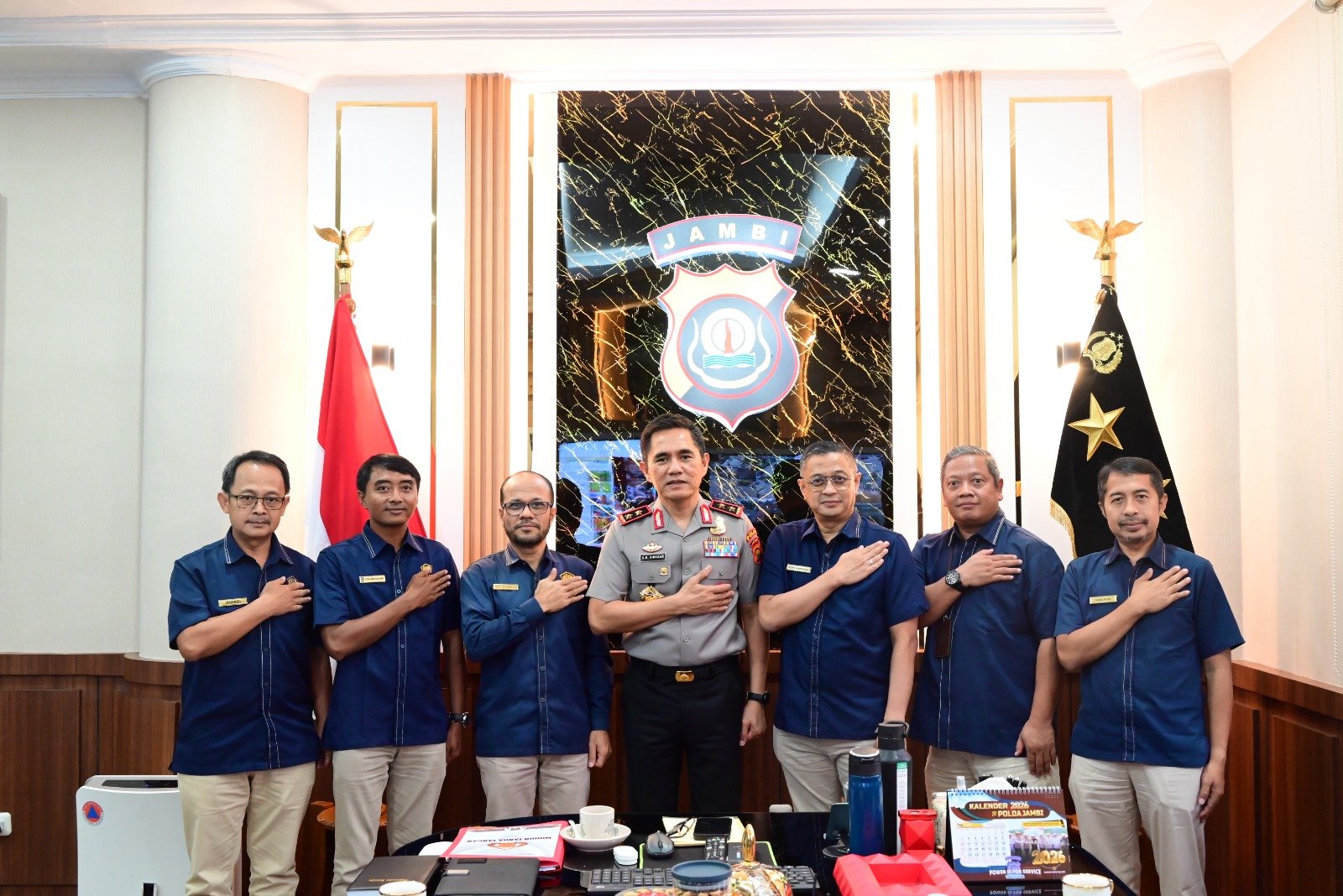 Kapolda Jambi Irjen Pol. Krisno Halomoan Siregar berbincang dengan Kepala KPP Pratama Jambi di ruang kerja Kapolda.