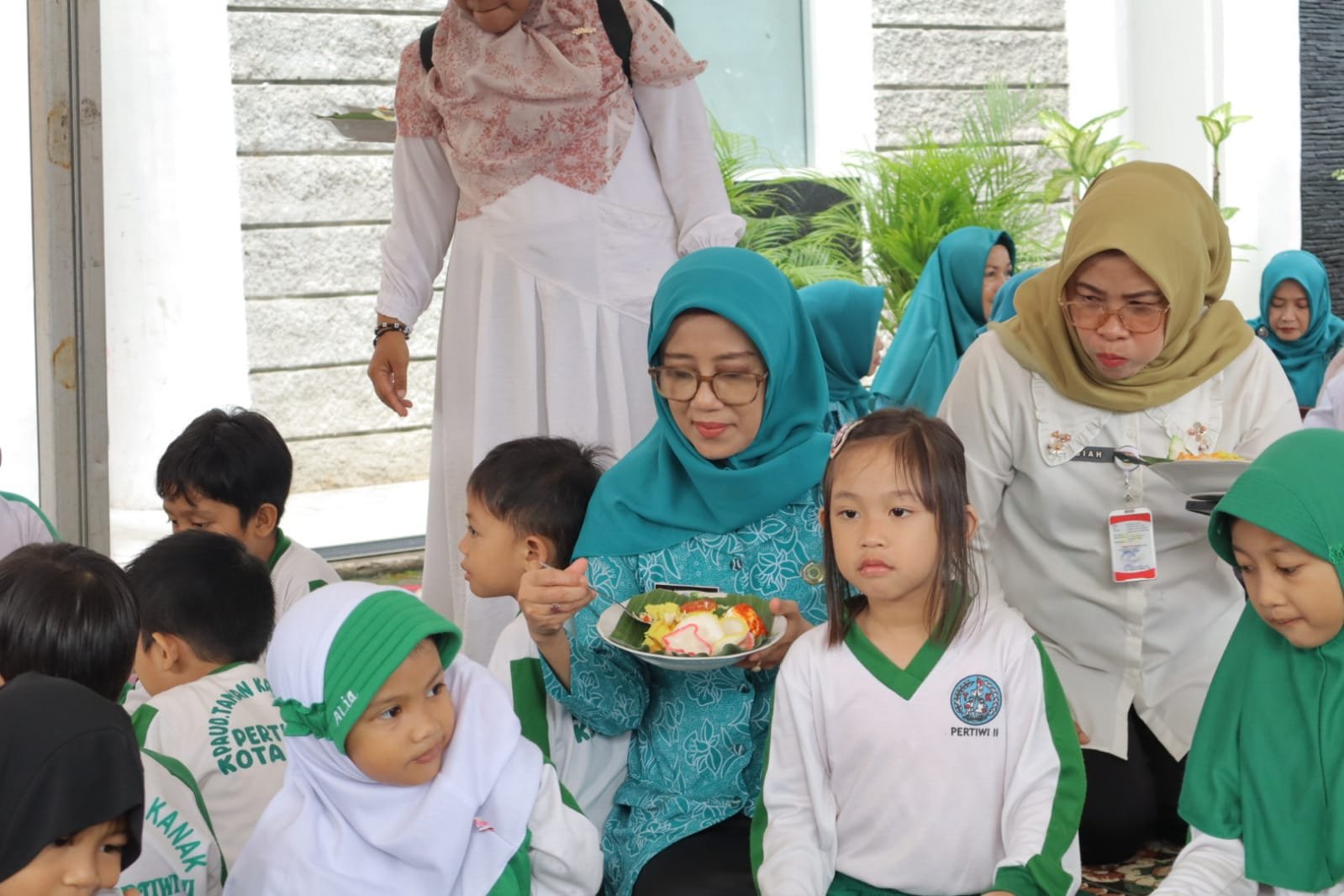 Iin Kurniasih Sudirman membagikan nasi kuning kepada warga dalam acara Rabu Berkah PKK Jambi.
