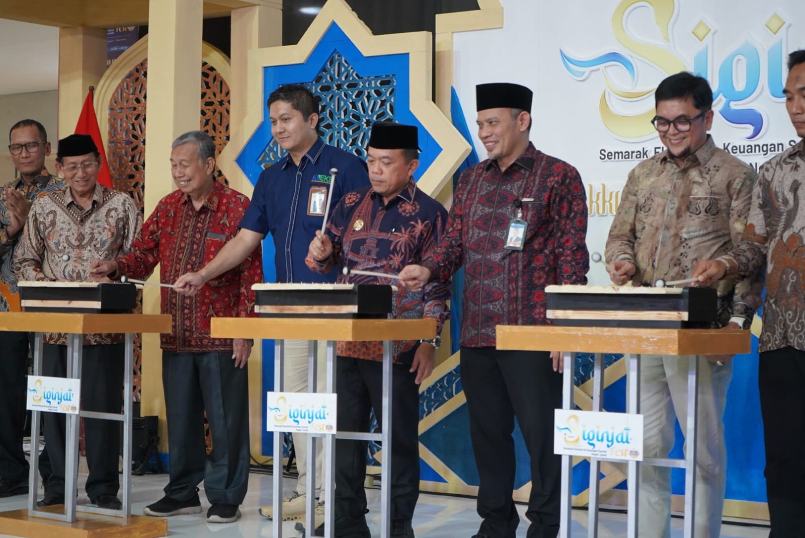 Gubernur Jambi Al Haris dan Kepala BI Jambi Tedy Arief Budiman saat membuka SIGINJAI Fest 2026 di Jamtos.