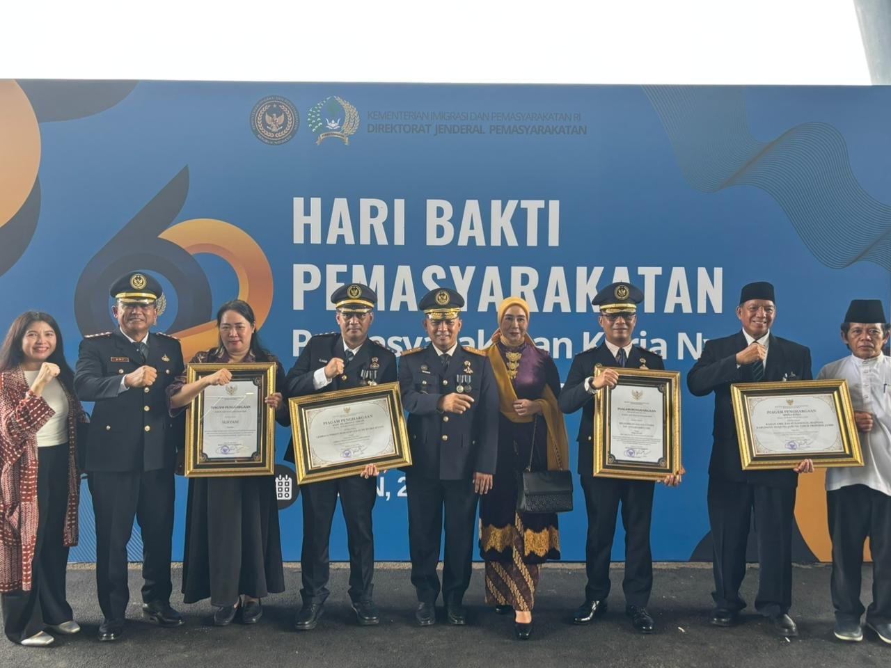 Penyerahan penghargaan kepada Kalapas Muara Bulian dan Kalapas Muara Sabak di Jakarta.