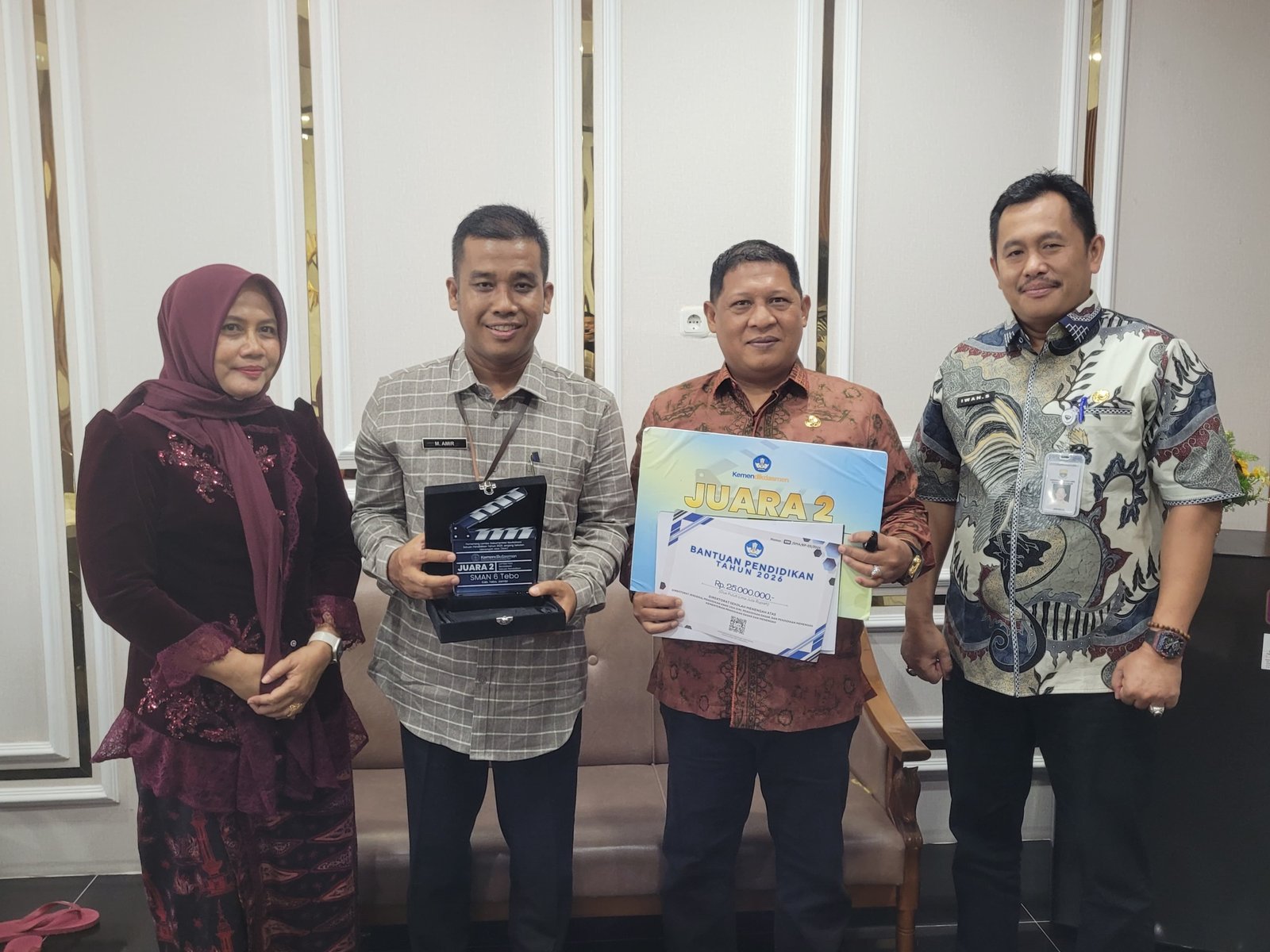 Kepala SMAN 6 Tebo Amir memegang trofi Juara 2 didampingi Plt Kadisdik Jambi M Umar.
