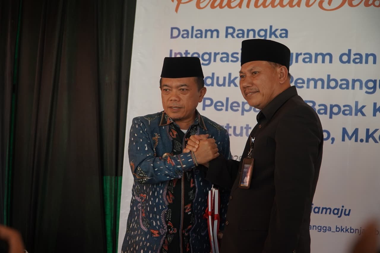 Gubernur Jambi Al Haris bersalaman dengan Putut Riyatno dalam acara purna bhakti Kepala BKKBN Jambi.