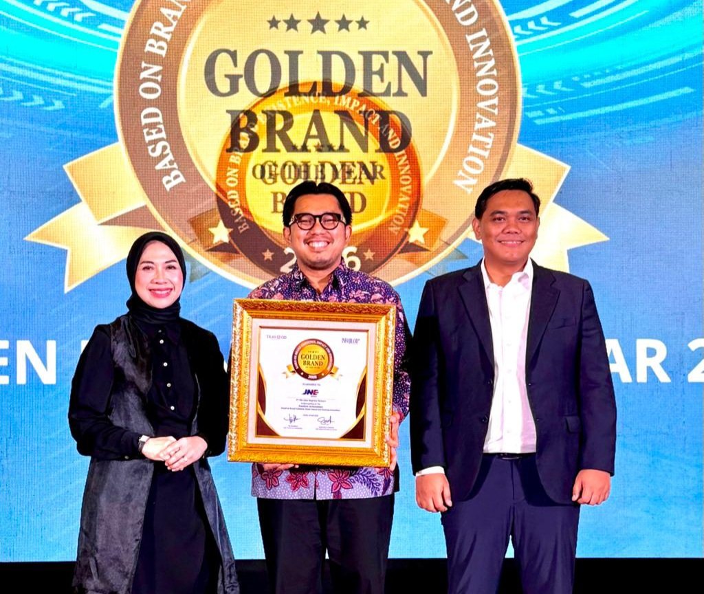 Penyerahan penghargaan Golden Brand of The Year 2026 kepada perwakilan JNE di Jakarta.