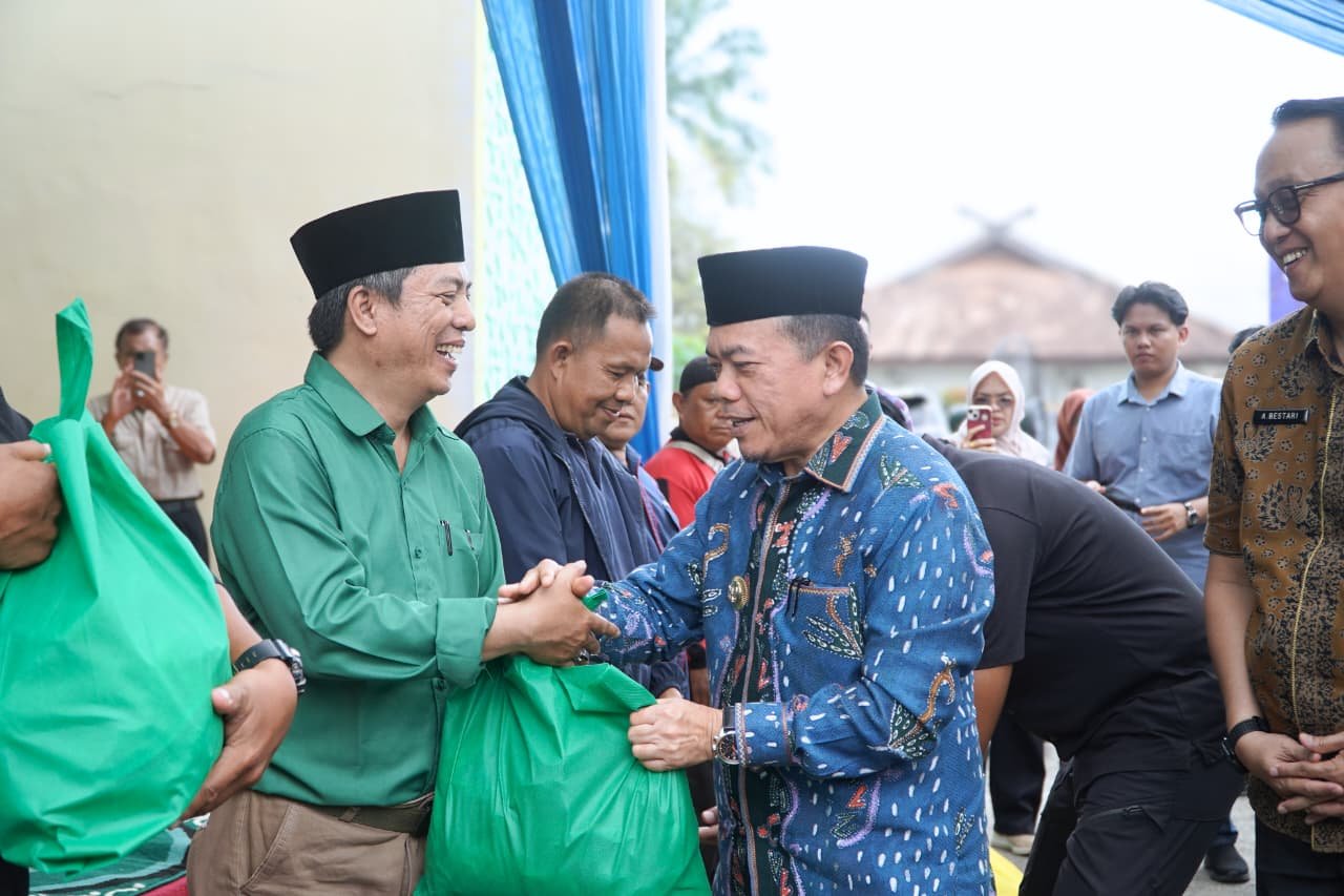 Gubernur Jambi Al Haris memberikan sambutan di depan ratusan pekerja pada peringatan Hari Buruh 2026 di Jambi.