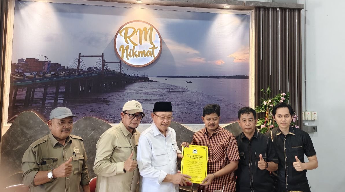 CE Serahkan SK Kepengurusan ke Ketua DPD II Tanjab Barat Syufrayogi