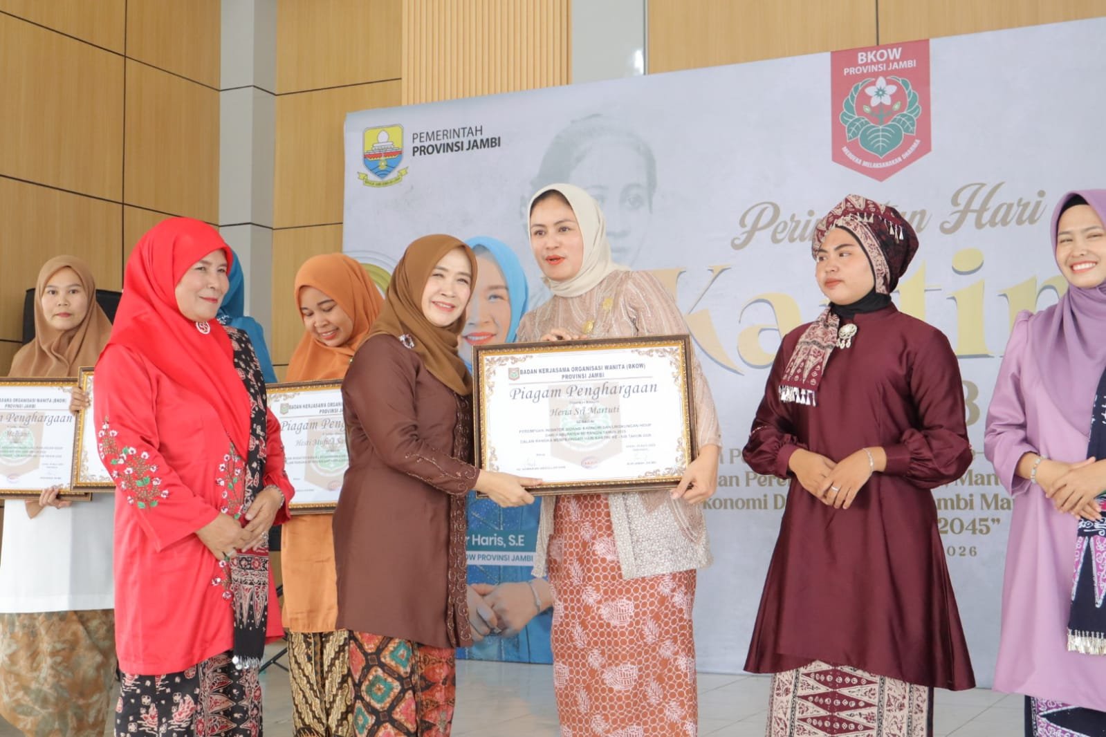 Hesnidar Haris memberikan sambutan pada peringatan Hari Kartini ke-148 di Jambi.