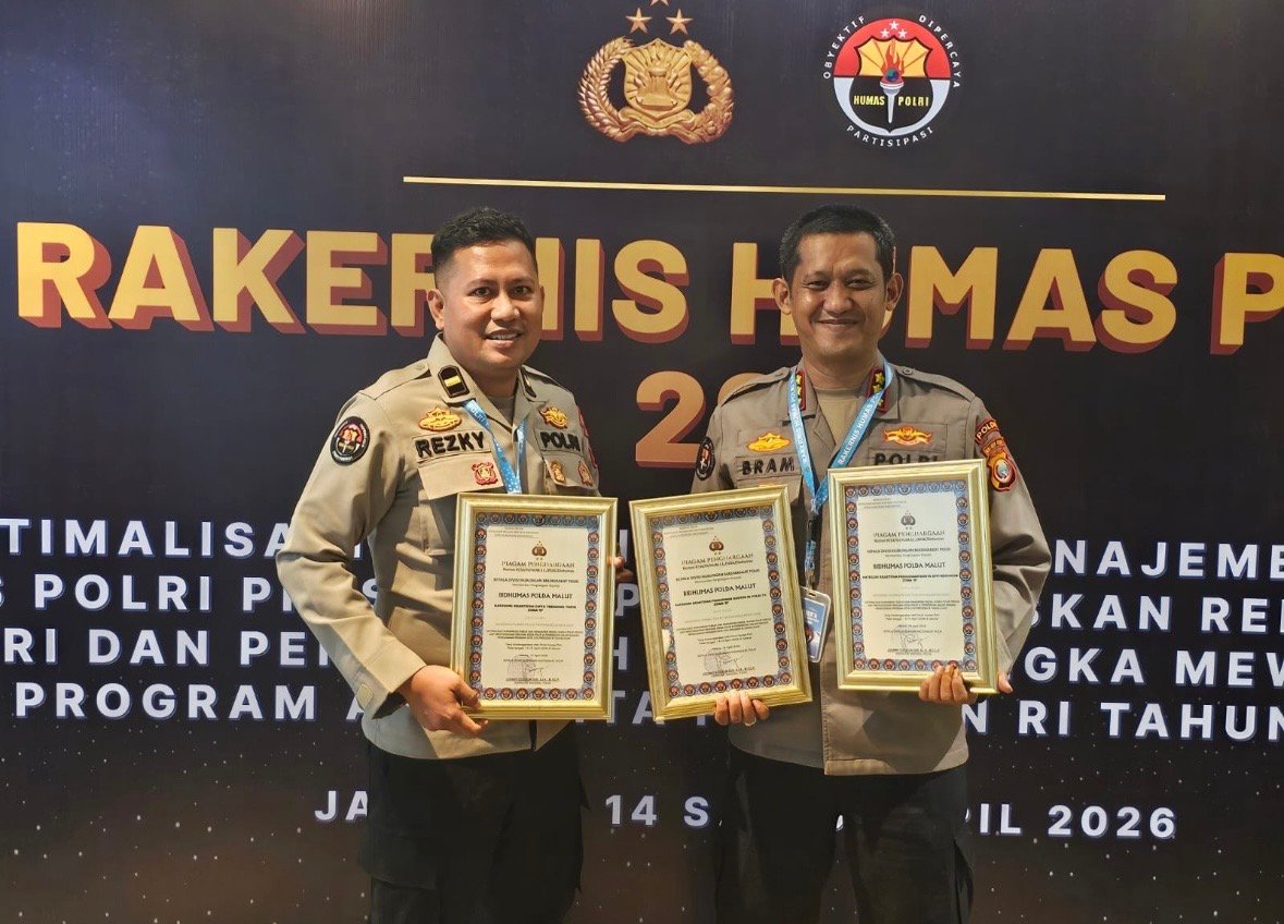 Kabid Humas Polda Maluku Utara Wahyu Istanto Bram menerima penghargaan Rakernis Humas Polri 2026 di Jakarta