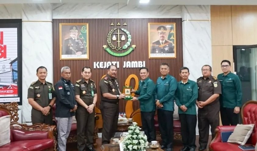Dirut Perumdam Tirta Mayang Arianto saat berbincang dengan Kajati Jambi Sugeng Hariadi di Kantor Kejati Jambi.