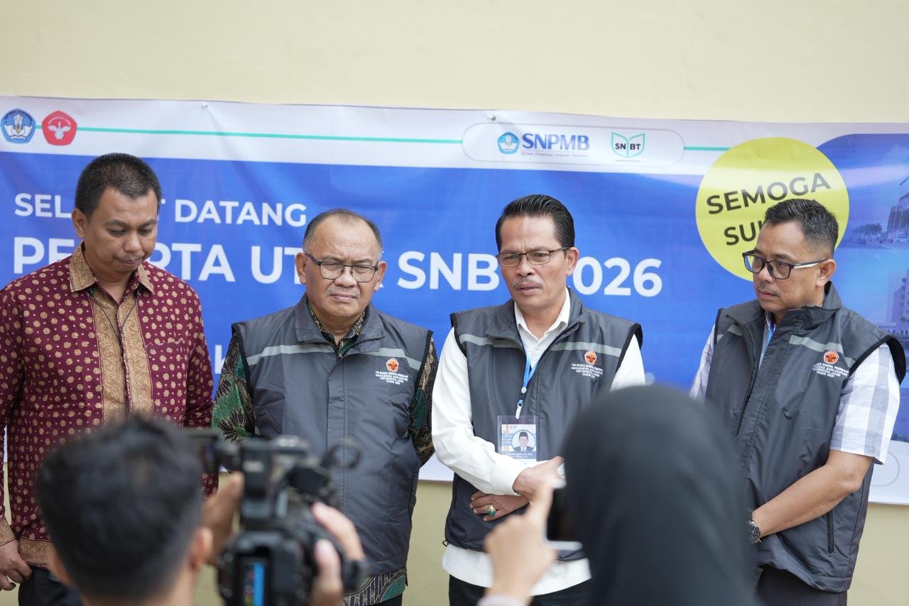 Rektor UNJA Helmi saat meninjau ruang ujian UTBK-SNBT di Fakultas Ekonomi dan Bisnis Kampus Mendalo.