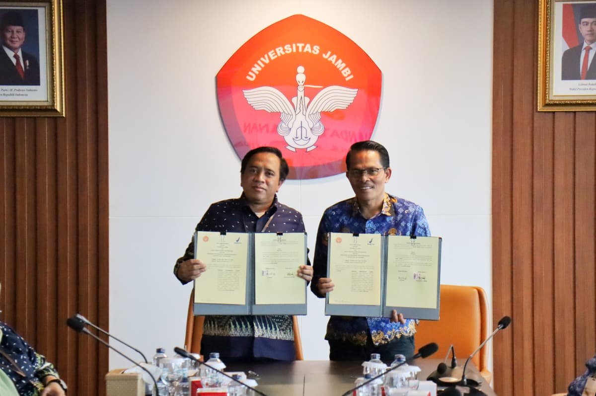 Rektor UNJA Helmi dan Kepala BPOM Jambi Musthofa menunjukkan naskah MOU kerja sama di Jambi