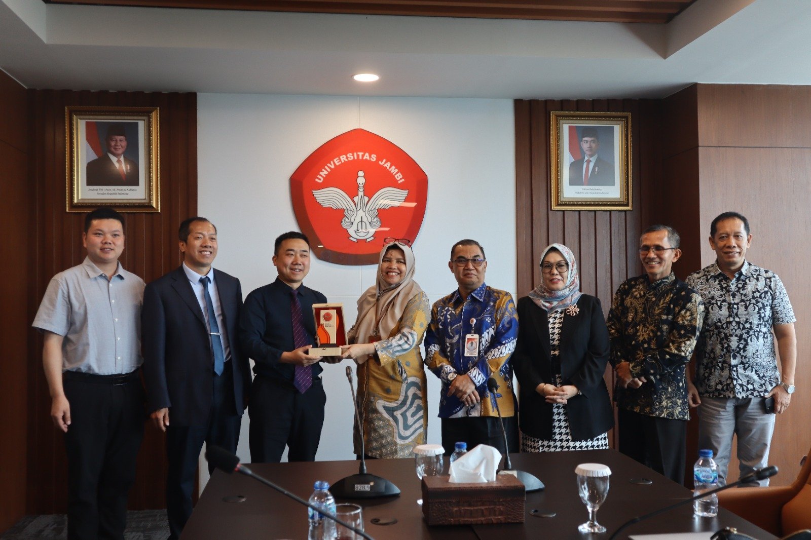 Jajaran pimpinan UNJA berfoto bersama delegasi Guizhou University dan IPPCO.