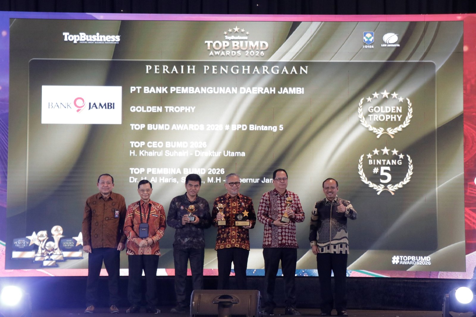 Bank Jambi menerima penghargaan TOP BUMD Awards 2026 dan Golden Trophy atas kinerja unggul