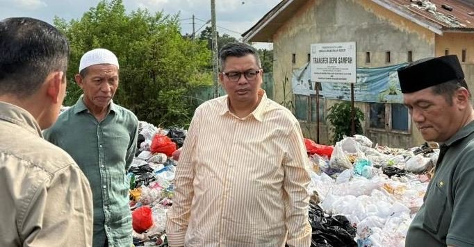 Ketua DPRD Kota Jambi Dapati Tumpukan Sampah Meluber ke Badan Jalan di Olak Kemang