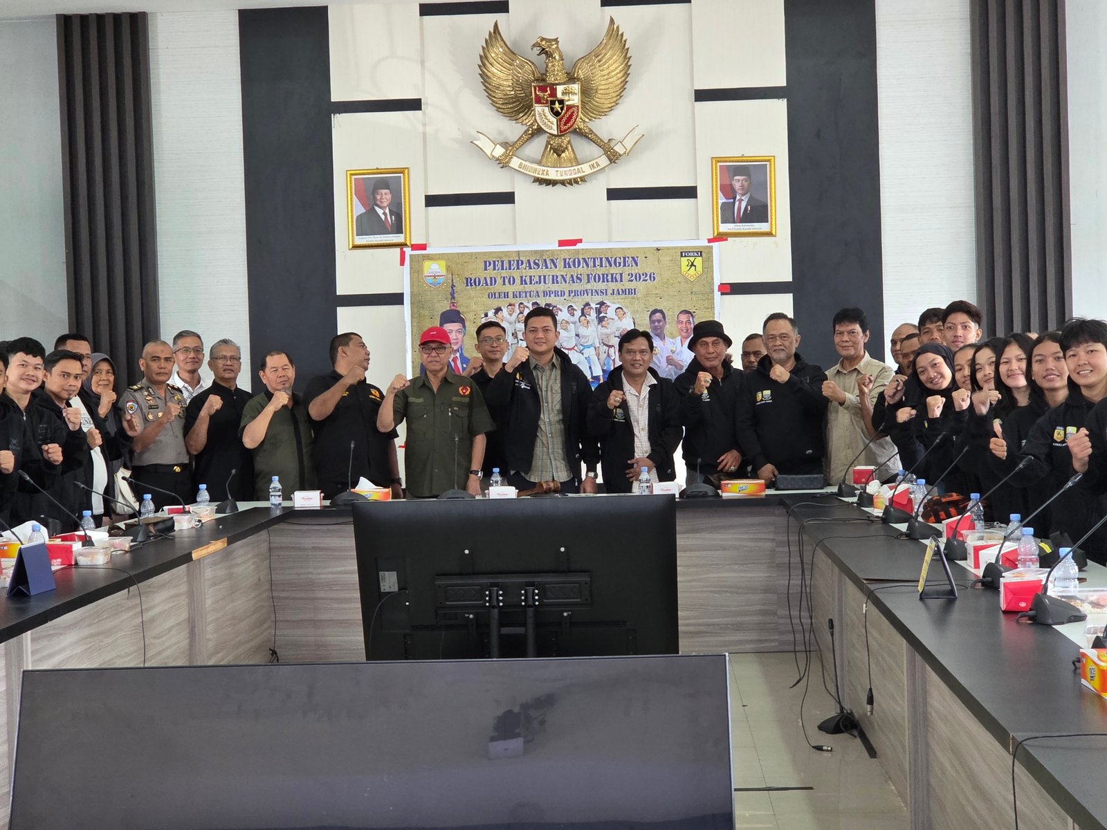 Jajaran pengurus KONI Jambi dan FORKI saat melepas 17 atlet karate menuju Kejurnas Bandung 2026.