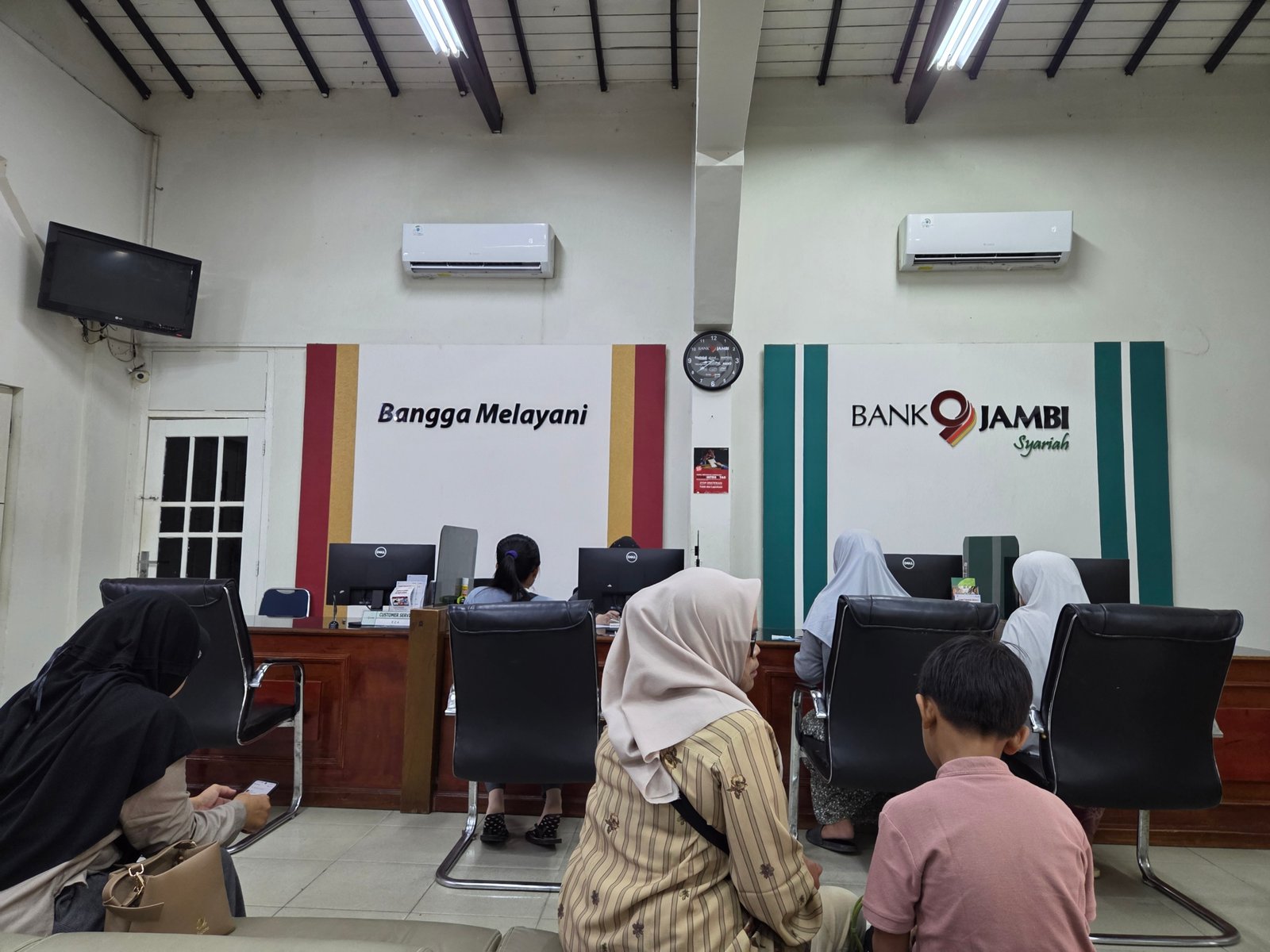Suasana pelayanan nasabah di meja Customer Service Kantor Cabang Utama Bank Jambi saat operasional terbatas hari Sabtu.