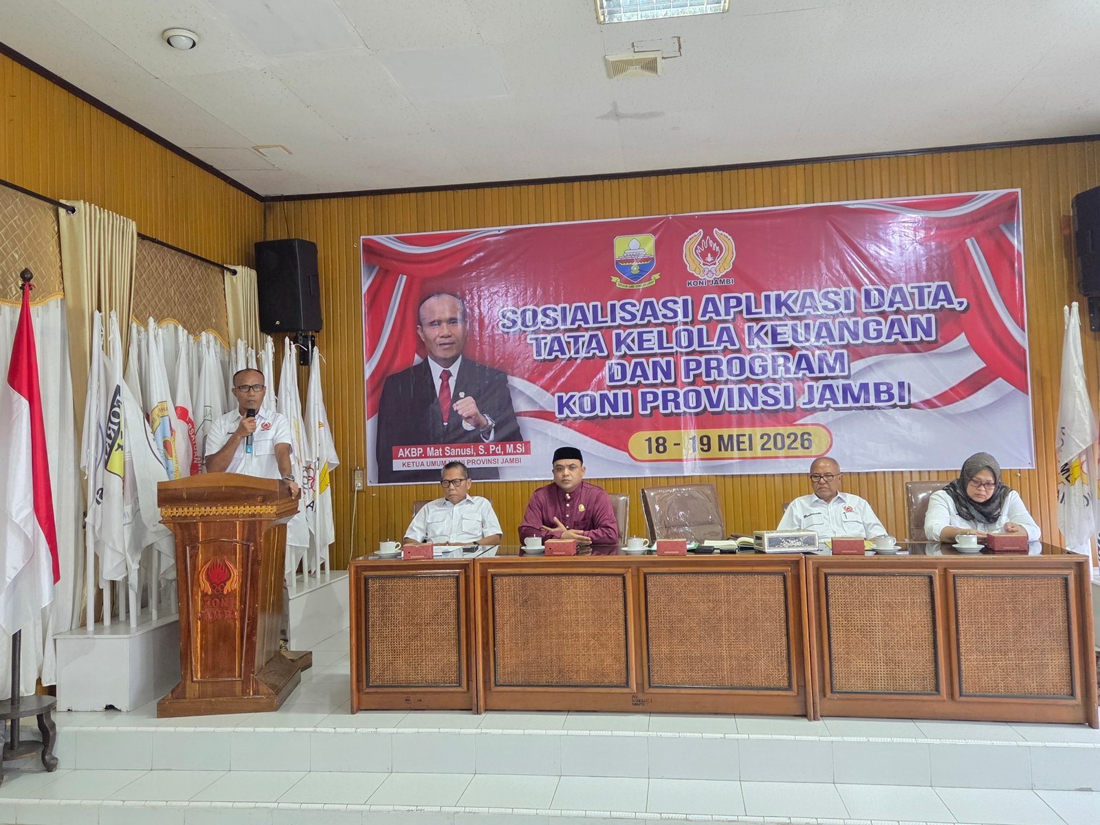 Ketua Umum KONI Jambi AKBP Mat Sanusi memberikan arahan dalam pembukaan sosialisasi tata kelola keuangan dan aplikasi data di Aula KONI Jambi.