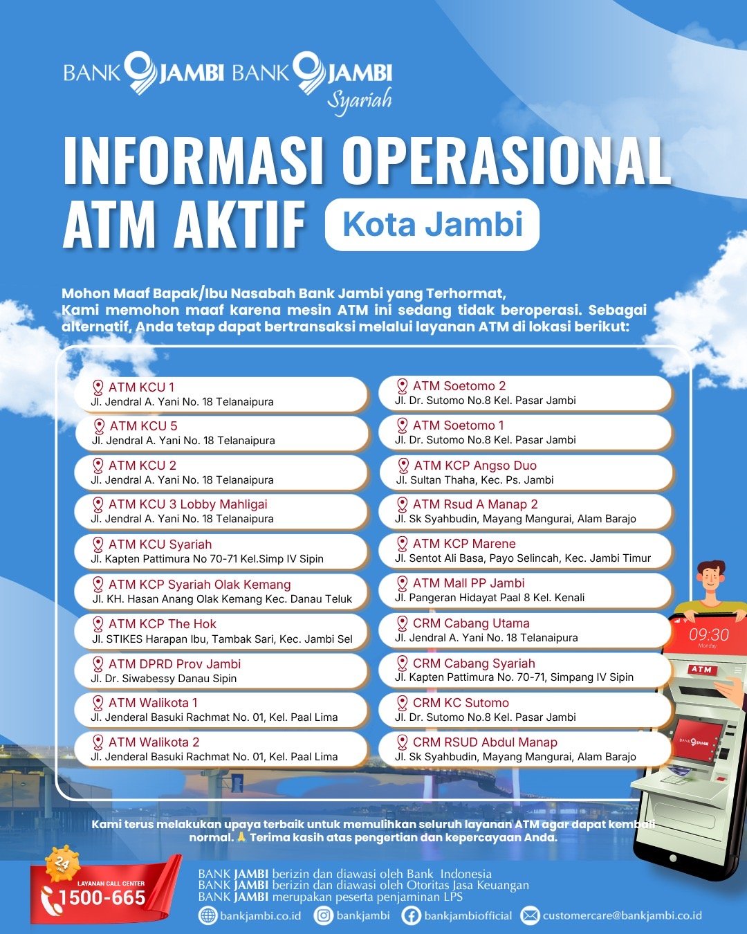 Nasabah saat melakukan transaksi di mesin ATM Bank Jambi yang telah kembali beroperasi normal.