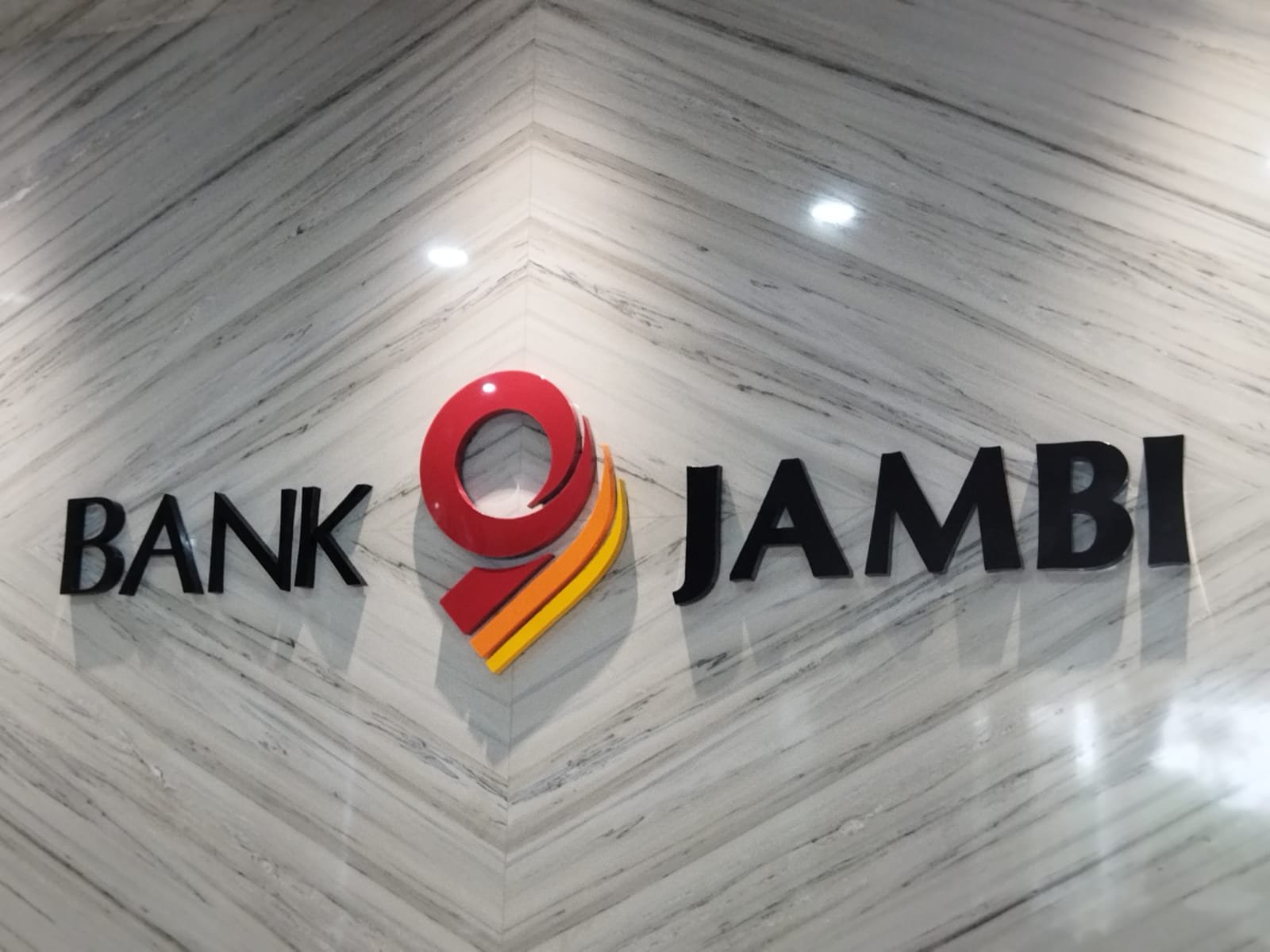 Komisaris Utama Bank Jambi Sudirman saat memberikan keterangan terkait progres pemulihan mobile banking.