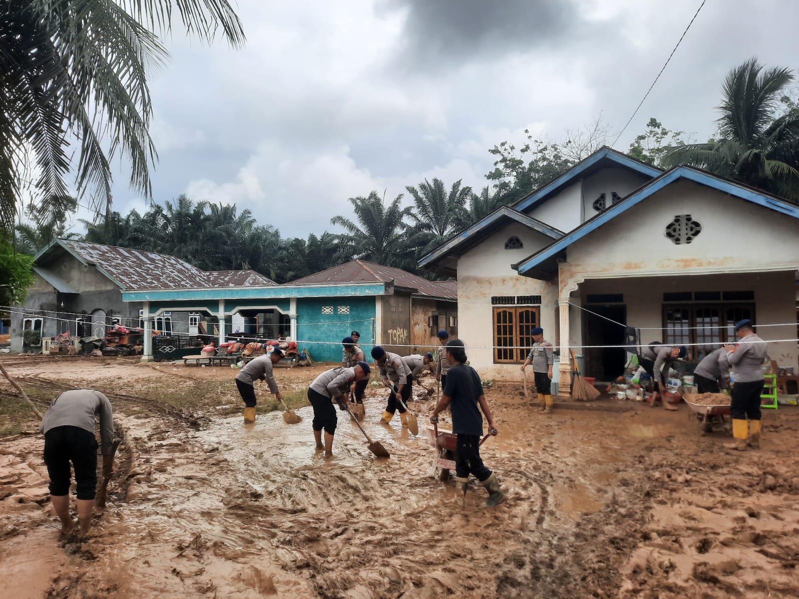 Personel Brimob Polda Jambi bahu-membahu membersihkan sisa lumpur banjir di SDN 60/VIII Sarolangun.