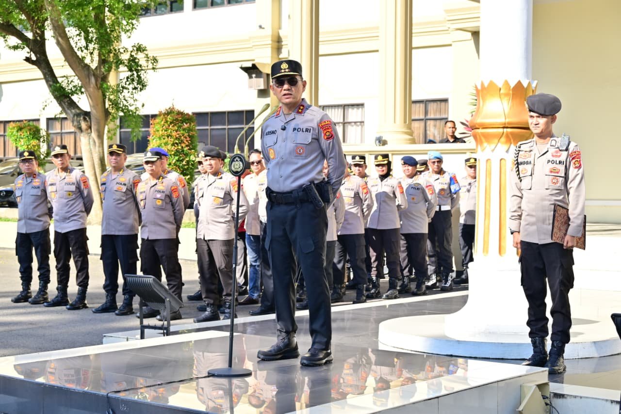Kapolda Jambi Irjen Pol Krisno H Siregar saat memimpin apel siaga pengamanan Hari Buruh di Mapolda Jambi.