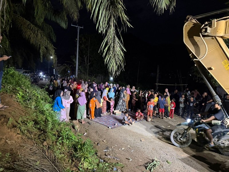 Puluhan warga menghadang jalur evakuasi alat berat excavator PETI di Dusun Sungai Telang, Bungo.