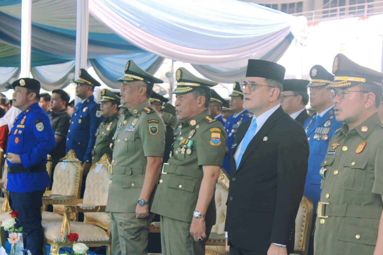 Wagub Jambi Abdullah Sani bersama delegasi Satpol PP dan Damkar Jambi di Stadion Jakabaring.