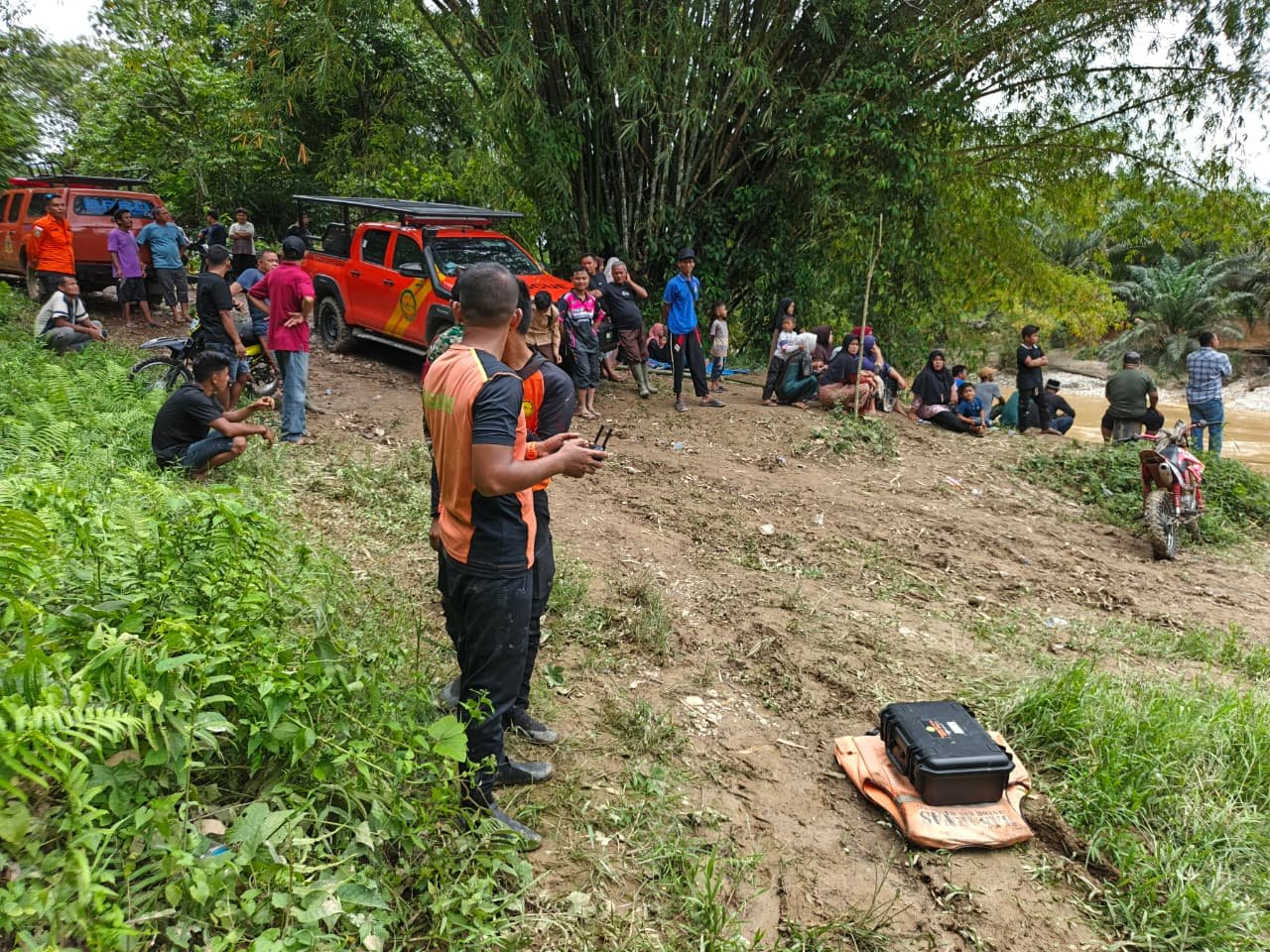 Tim SAR Gabungan saat melakukan penyisiran di aliran Sungai Batang Mesumai, Merangin, mencari warga yang hilang.