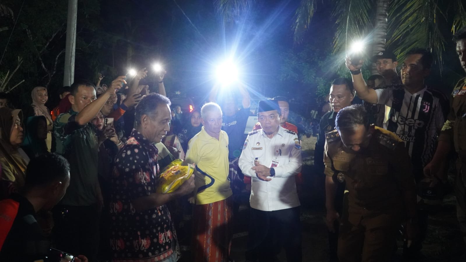 Gubernur Jambi Al Haris saat meninjau kondisi jembatan gantung yang rusak akibat banjir bandang di Merangin.