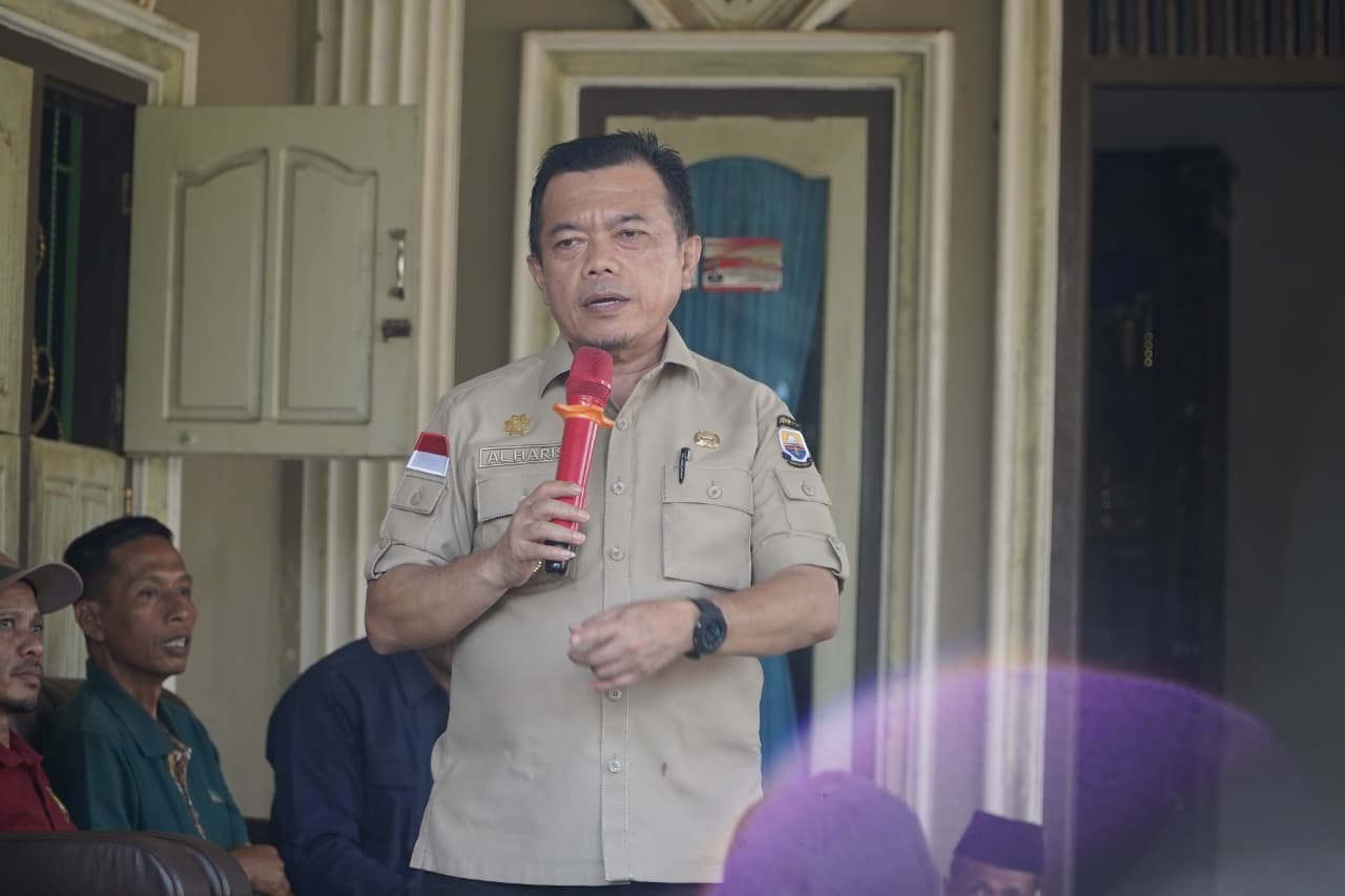 Gubernur Jambi Al Haris berbincang dengan warga terdampak banjir di Desa Selango, Merangin.