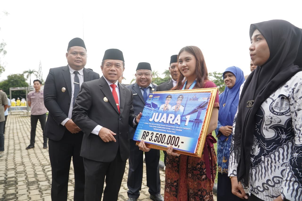 Gubernur Jambi Al Haris saat menjadi inspektur upacara Hardiknas dan Hari Otoda 2026 di Kabupaten Bungo.
