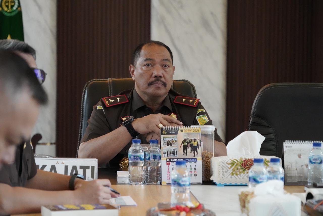 Kajati Jambi Sugeng Hariadi saat melakukan ekspose perkara restorative justice secara virtual dengan Kejagung.