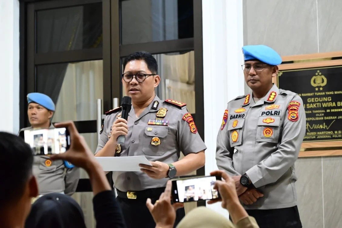 Personel Polda Jambi saat melaksanakan tugas lapangan dengan profesional.