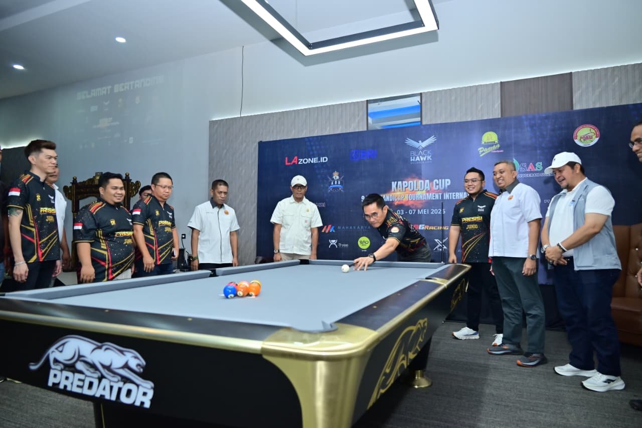 Ketua KONI Jambi Mat Sanusi bersama Kapolda Jambi saat pembukaan Kejuaraan Biliar Internasional 2026.