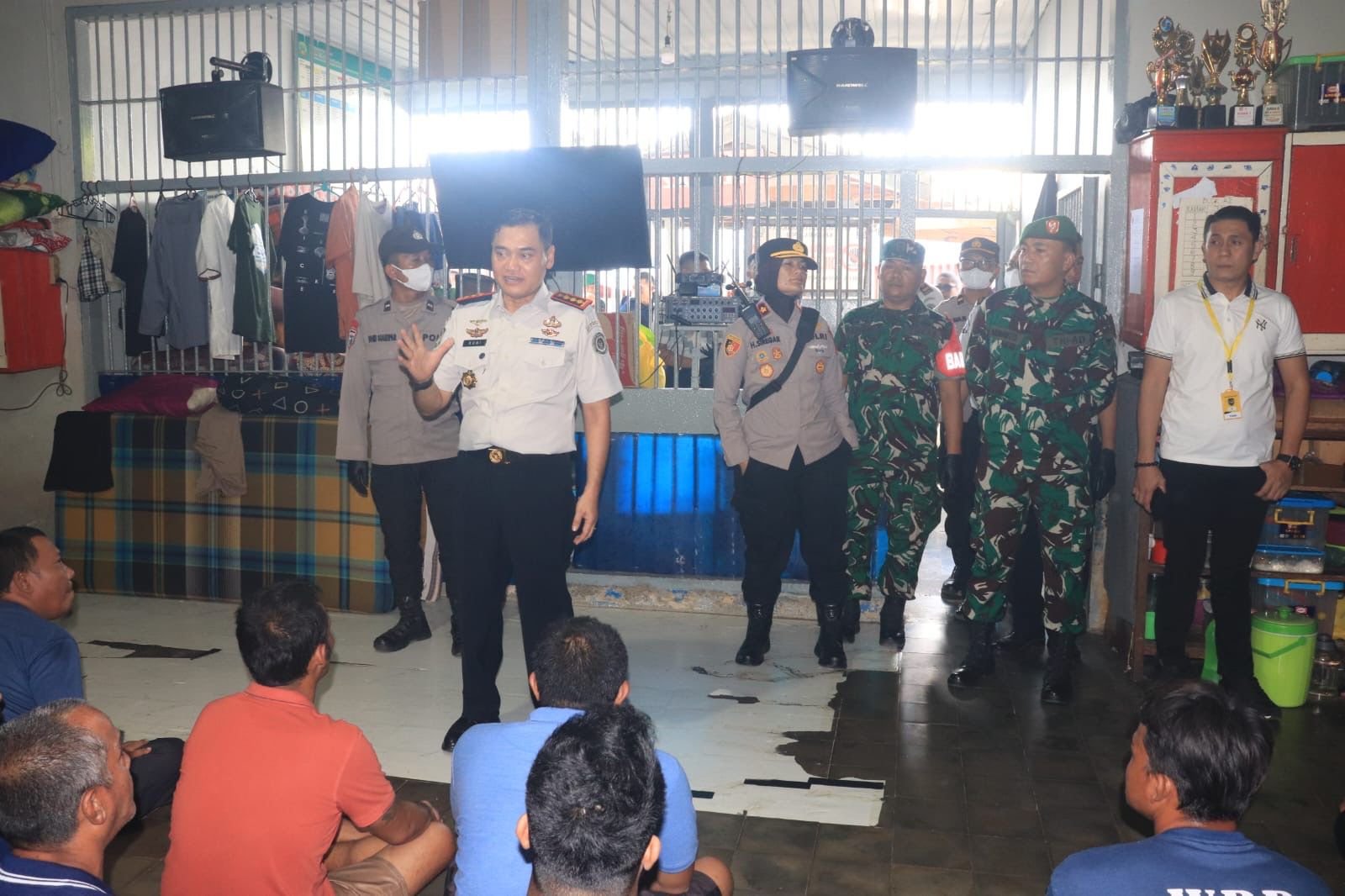 Kalapas Jambi Syahroni Ali saat memberikan keterangan pers terkait klarifikasi isu WBP bebas keluar masuk.