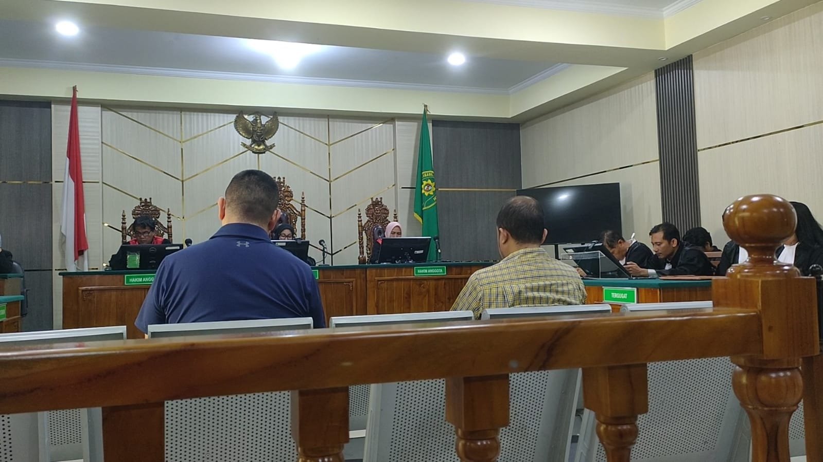 Terdakwa Bengawan Kamto saat mendengarkan pembacaan tuntutan jaksa di Pengadilan Tipikor Jambi.