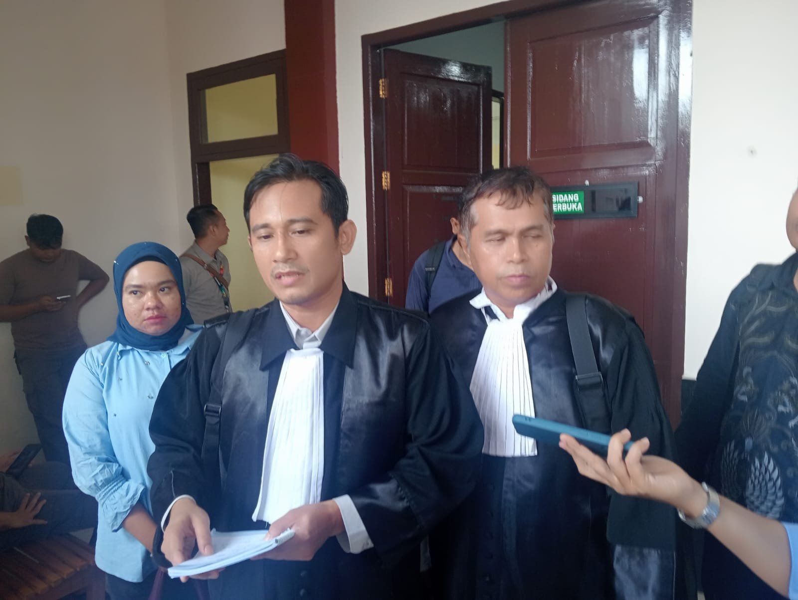 Advokat Ilham Kurniawan Daritas memberikan keterangan pers usai sidang tuntutan Bengawan Kamto di Pengadilan Tipikor Jambi.