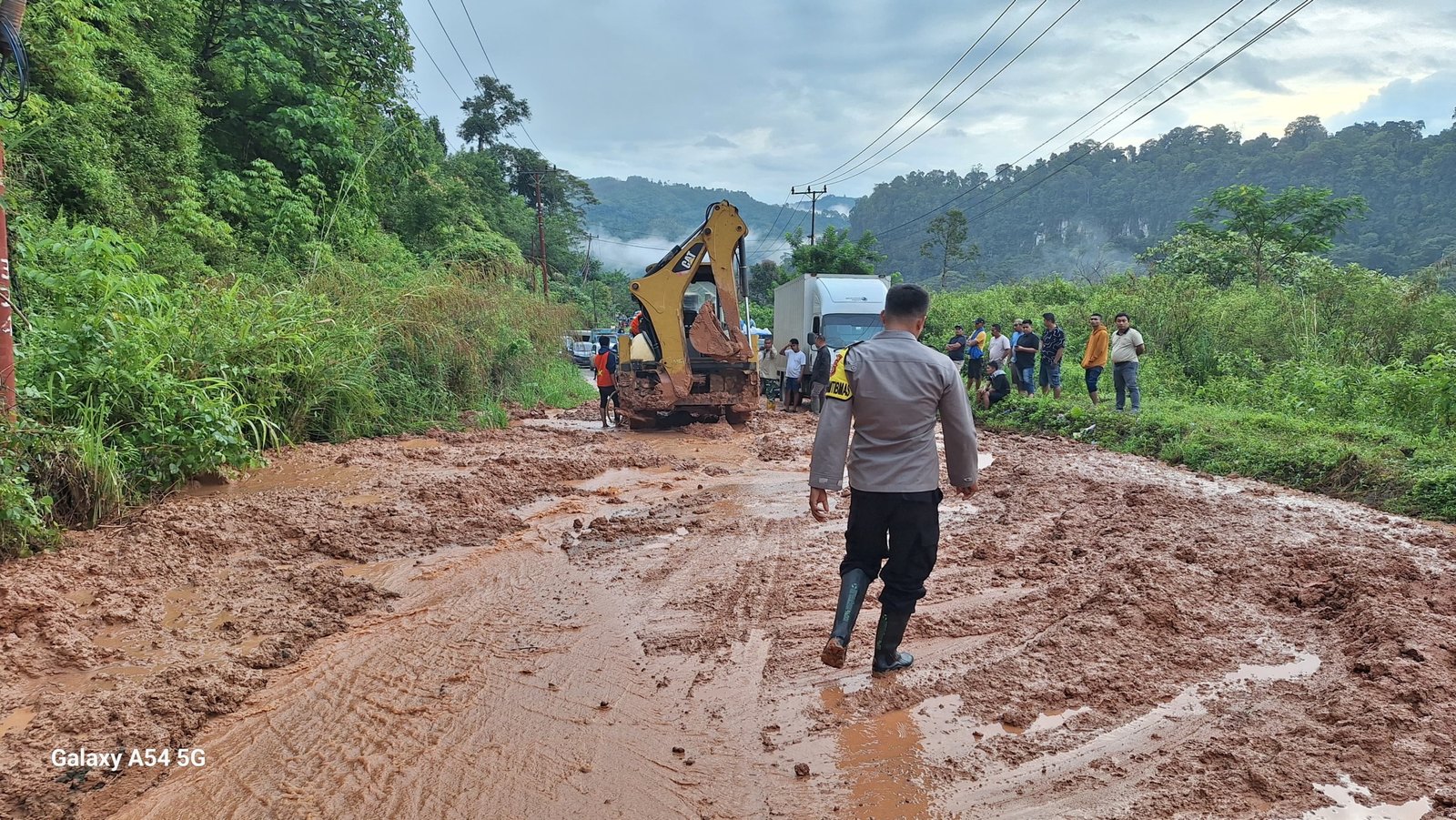 Kondisi material longsor yang menutupi jalan nasional di Muara Hemat, Kerinci, Jambi.