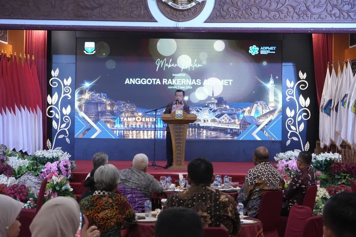Gubernur Jambi Al Haris saat memberikan sambutan dalam jamuan makan malam Rakernas ADPMET di Jambi.