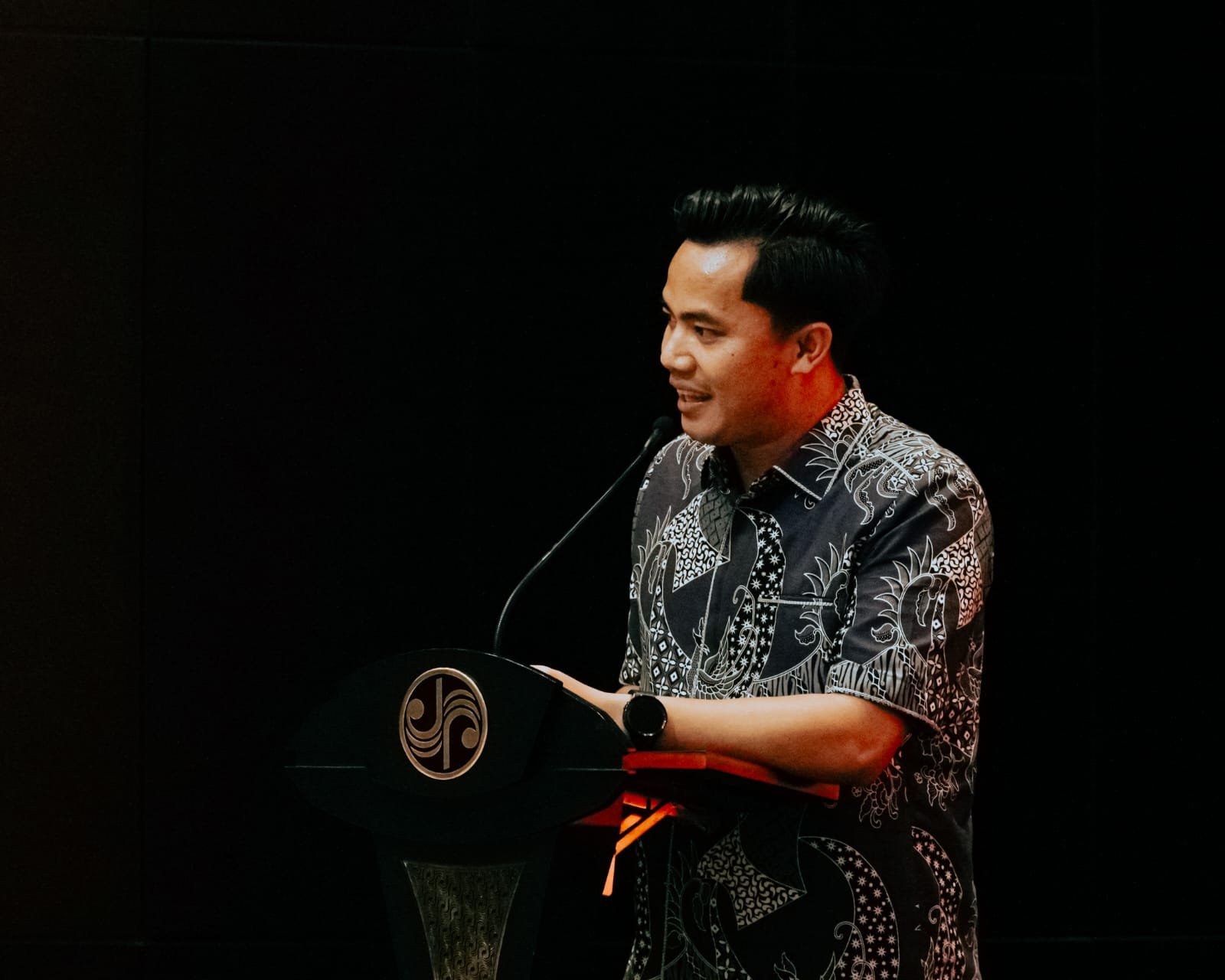 Tim Ahli Gubernur Jambi Nanda Herlambang saat memberikan pernyataan mengenai kewaspadaan terhadap penipuan digital.