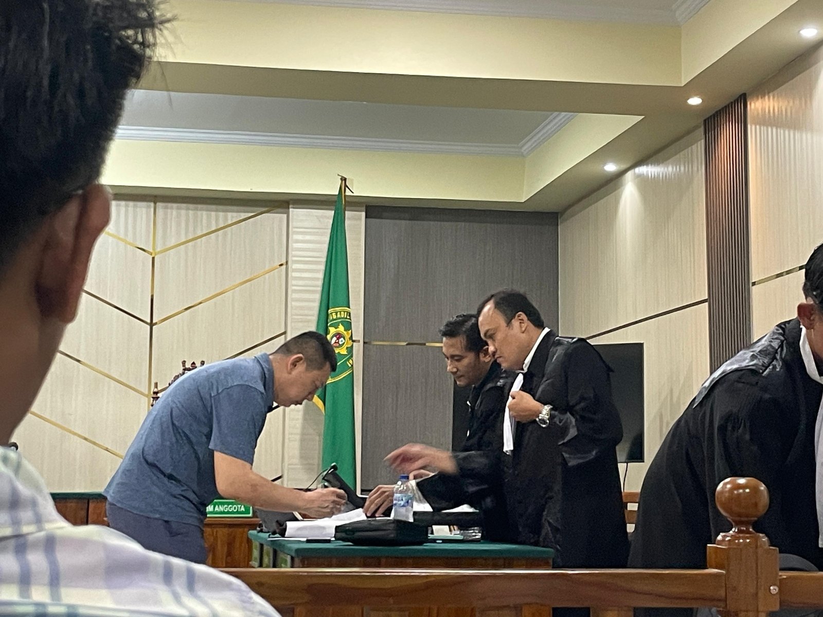 Terdakwa Bengawan Kamto saat berdiskusi dengan tim penasihat hukum di Pengadilan Tipikor Jambi.
