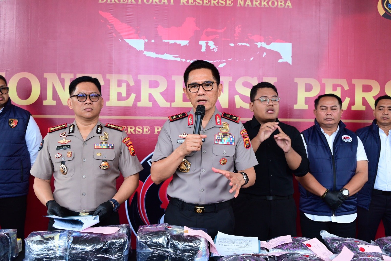 Kapolda Jambi Irjen Pol Krisno H. Siregar menunjukkan barang bukti sabu 20 kg dan ekstasi dalam konferensi pers.